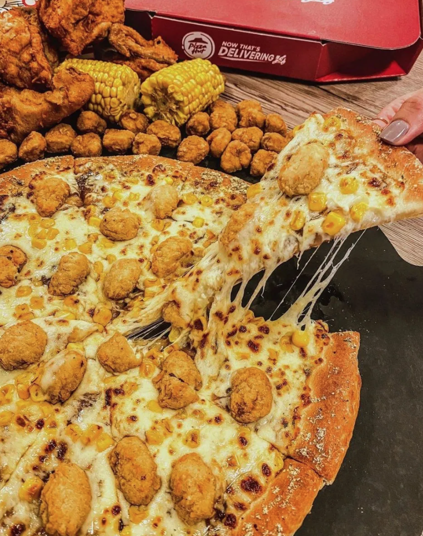 號外！雞米花跟披薩要在一起瞭! 肯德基、必勝客聯手推「最夢幻披薩」網瘋：超欠吃