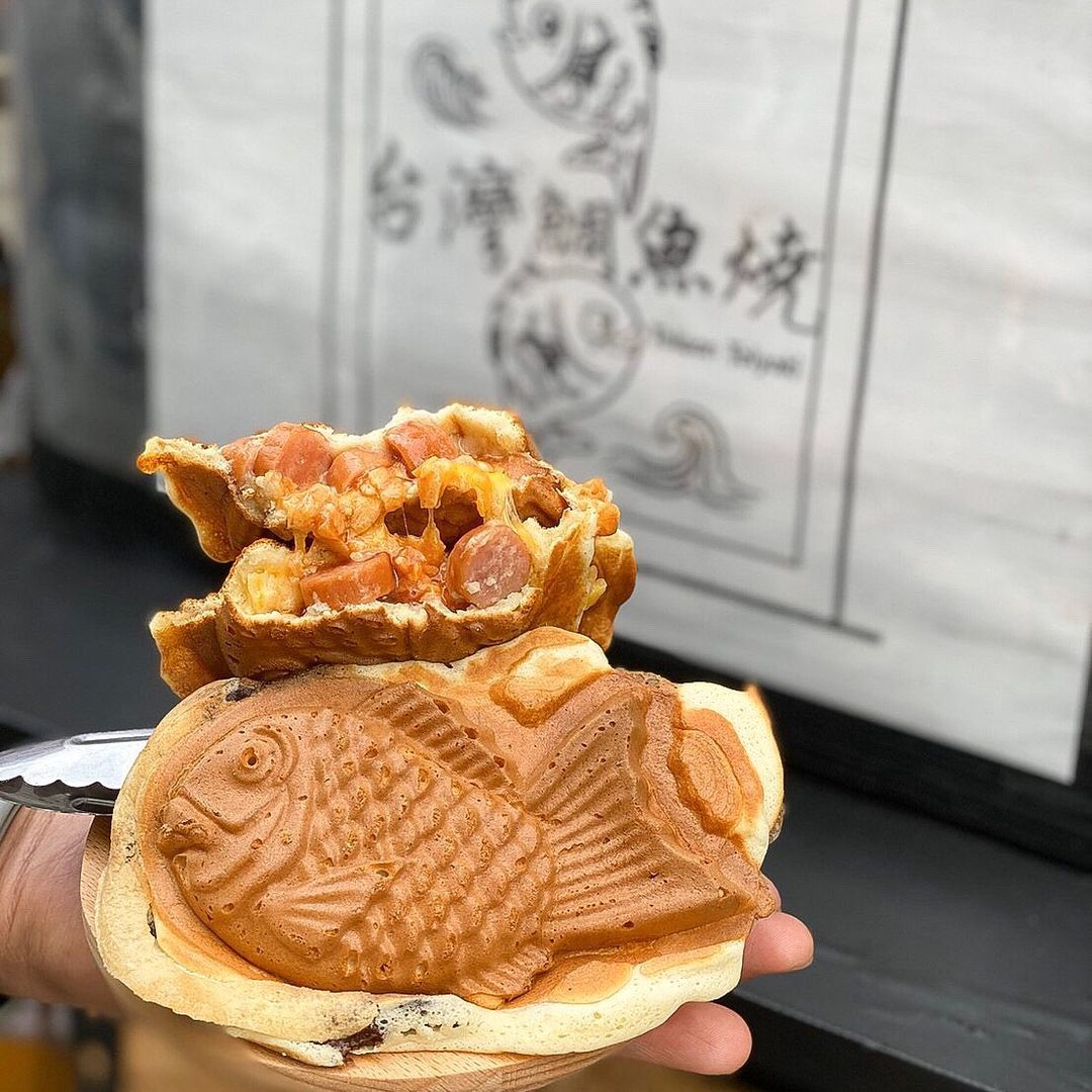 台中 草莓控開吃囉 人氣攤車 豪邁天使雪莓鯛魚燒 餡塞滿滿新鮮草莓尬卡士達醬超欠吃 Foody 吃貨